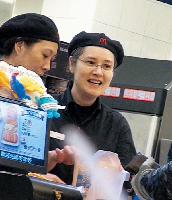 Bi kịch “nữ hoàng phim nóng” xứ cảng thơm, hết thời sang Việt Nam kiếm sống - Hình 9 Bi kich “nu hoang phim nong” xu cang thom, het thoi sang Viet Nam kiem song-Hinh-9