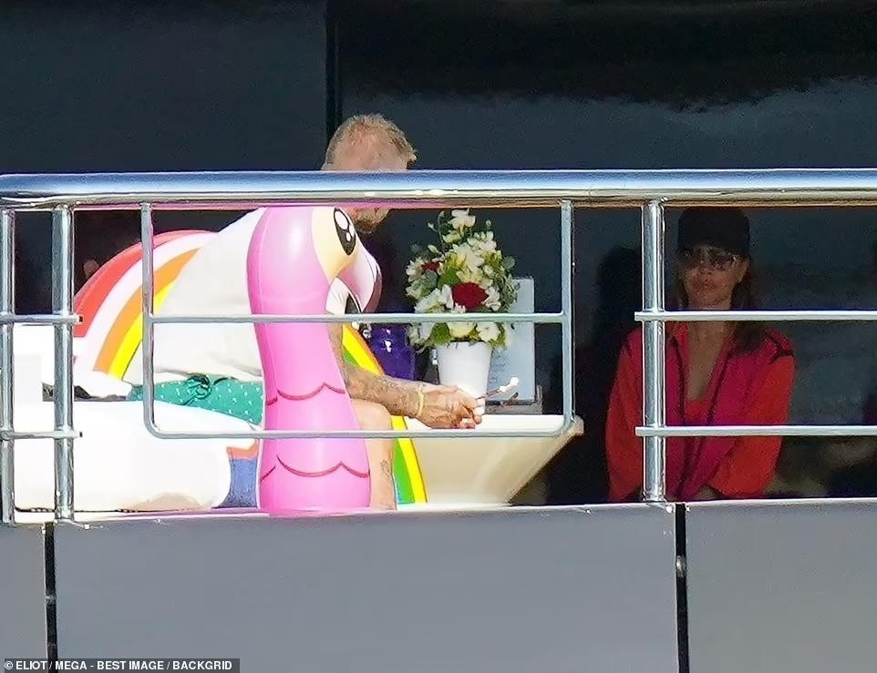 Gigi Hadid di choi cung gia dinh Beckham, khoe dang sieu mau nuot na voi bikini be xiu-Hinh-7