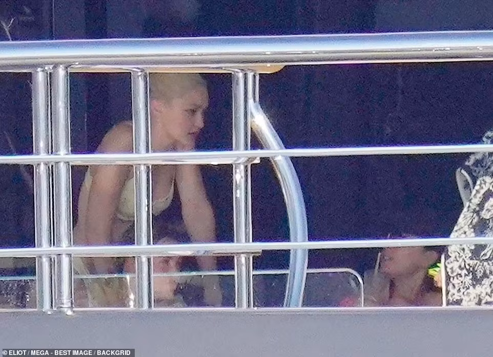 Gigi Hadid di choi cung gia dinh Beckham, khoe dang sieu mau nuot na voi bikini be xiu-Hinh-3