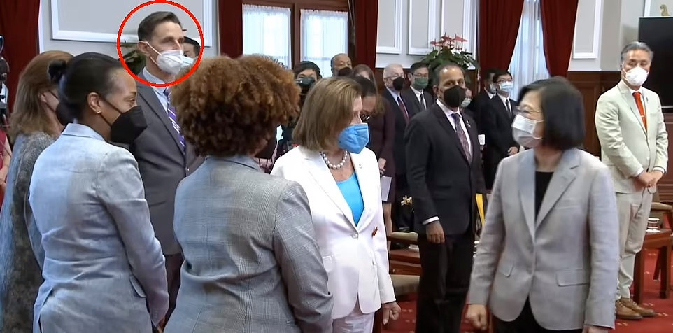 Ba Pelosi bi chi trich vi 'bi mat' cho con trai cung tham Dai Loan