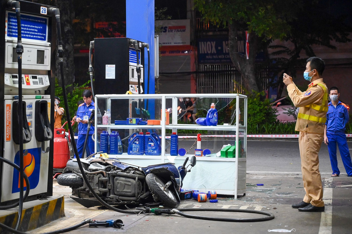 Đến khoảng 0h ngày 13/8, lực lượng chức năng vẫn đang phong tỏa và khám xét hiện trường.