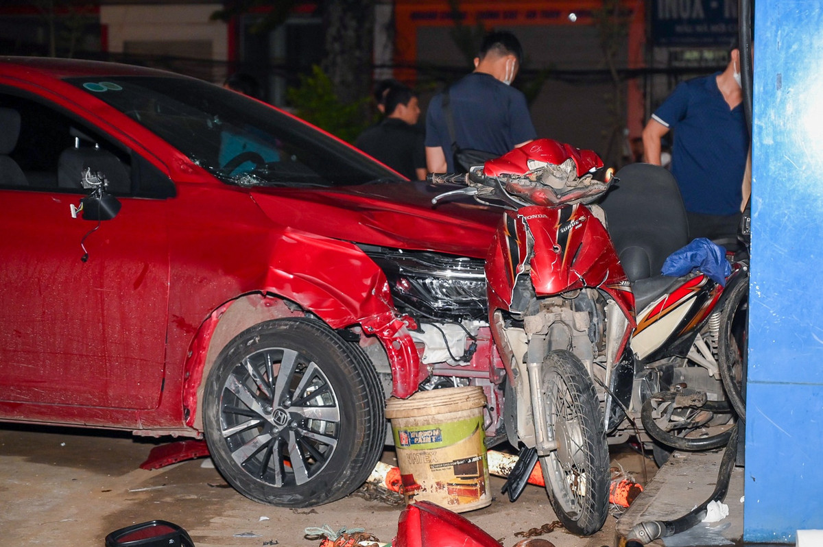 Phần đầu chiếc xe ôtô bị hư hỏng, biến dạng hoàn toàn.