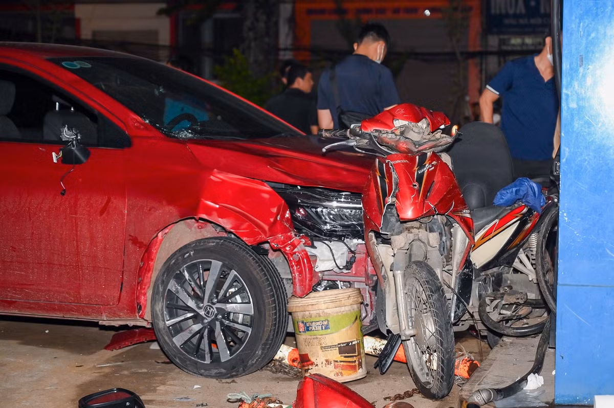 Phần đầu chiếc xe ôtô bị hư hỏng, biến dạng hoàn toàn.