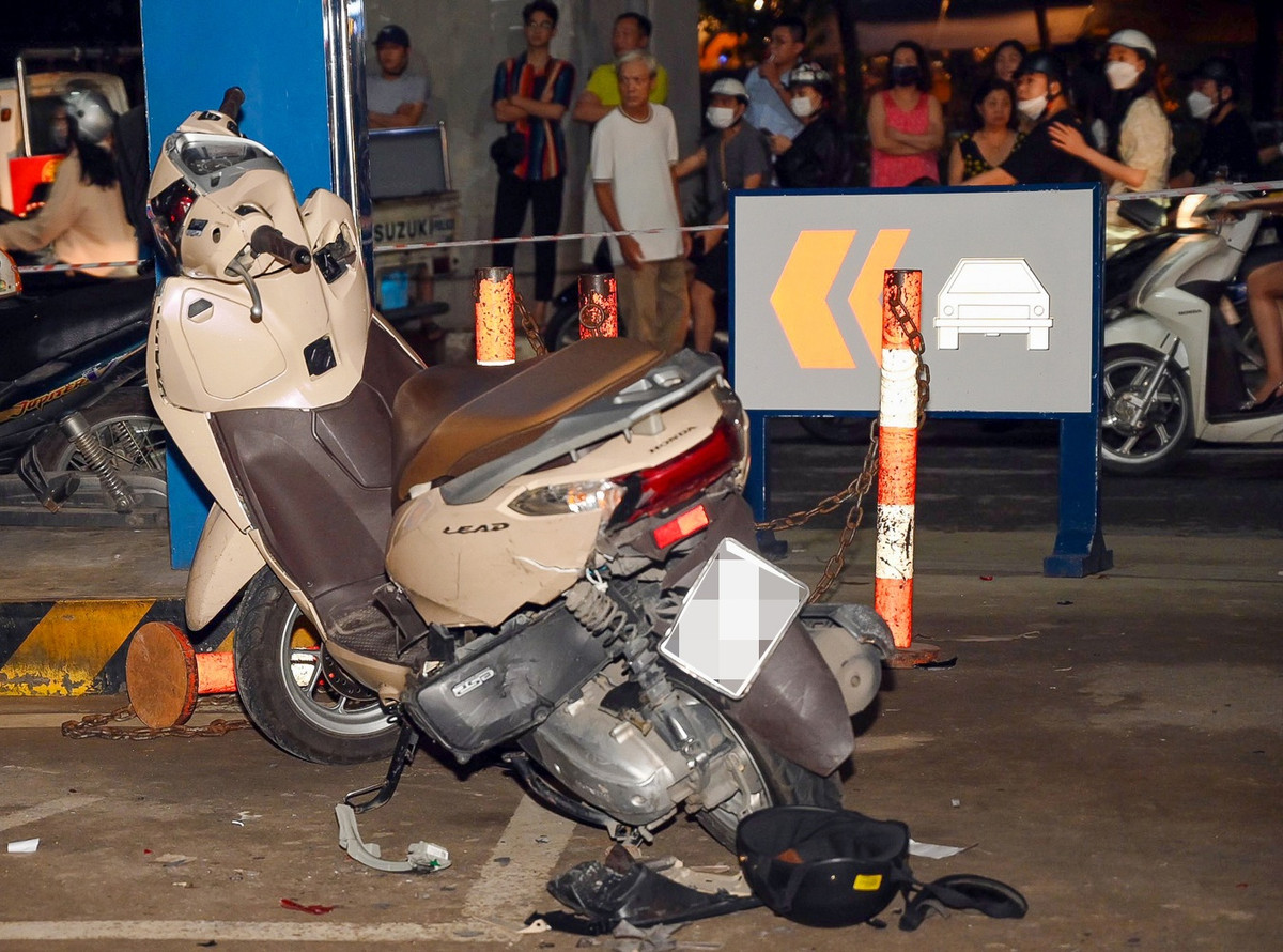 Theo những nhân chứng có mặt tại hiện trường, thời điểm xảy ra vụ tai nạn có nhiều người đang đổ xăng tại đây. Khi đó, chiếc ôtô màu đỏ do một nam tài xế cầm lái bất ngờ lao vào cây xăng một cách mất kiểm soát với tốc độ cao.