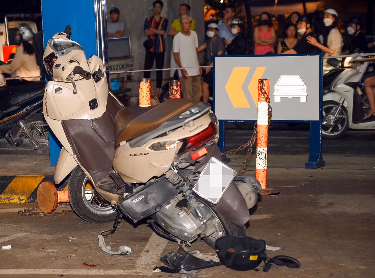 Theo những nhân chứng có mặt tại hiện trường, thời điểm xảy ra vụ tai nạn có nhiều người đang đổ xăng tại đây. Khi đó, chiếc ôtô màu đỏ do một nam tài xế cầm lái bất ngờ lao vào cây xăng một cách mất kiểm soát với tốc độ cao.