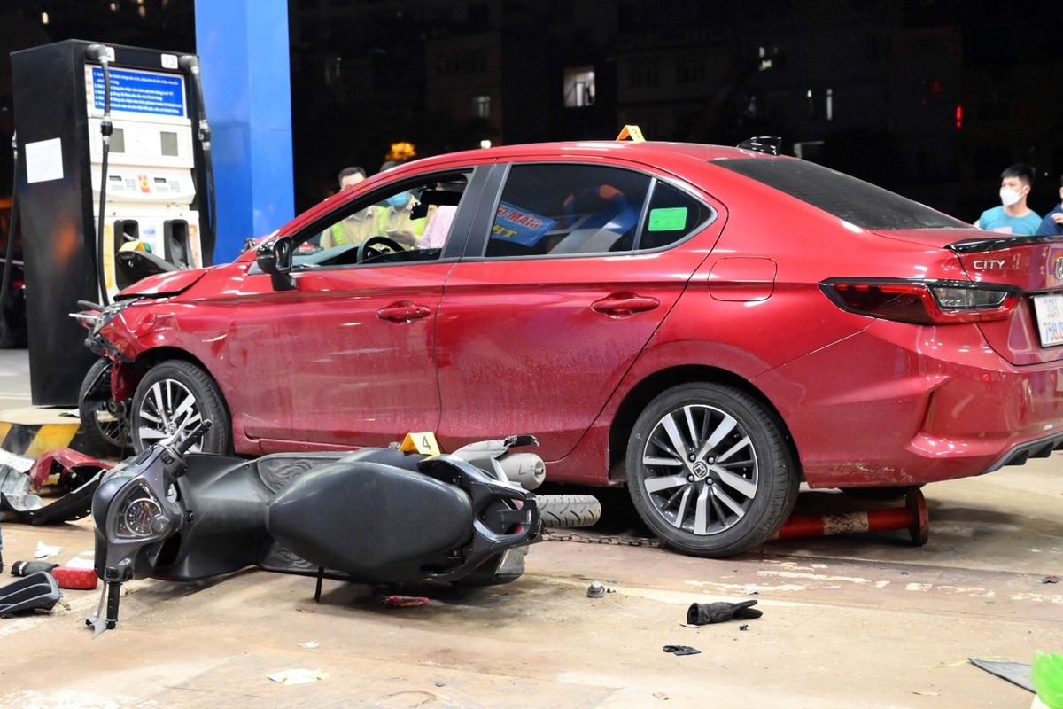 Cú tông khiến nhiều xe máy bị hất văng, một nạn nhân bất tỉnh tại chỗ, 4 người khác bị thương. Họ nhanh chóng được đưa đến bệnh viện cấp cứu.