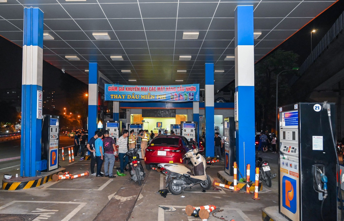 Ghi nhận tại hiện trường, có 4 chiếc xe máy bị hư hỏng, một cột bơm xăng bị đổ nghiêng, nhiều mảnh vỡ vương vãi khắp nơi.