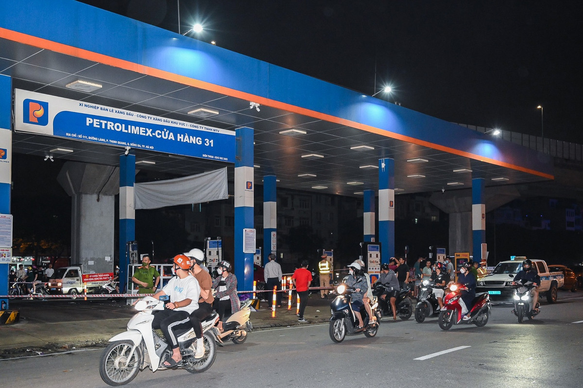 Rất đông người dân hiếu kỳ có mặt quan sát vụ việc dù lúc này đã là rạng sáng 13/8.