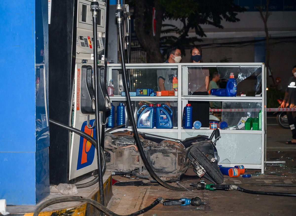 4 chiếc xe máy bị hư hỏng nằm rải rác khắp khu vực cây xăng.