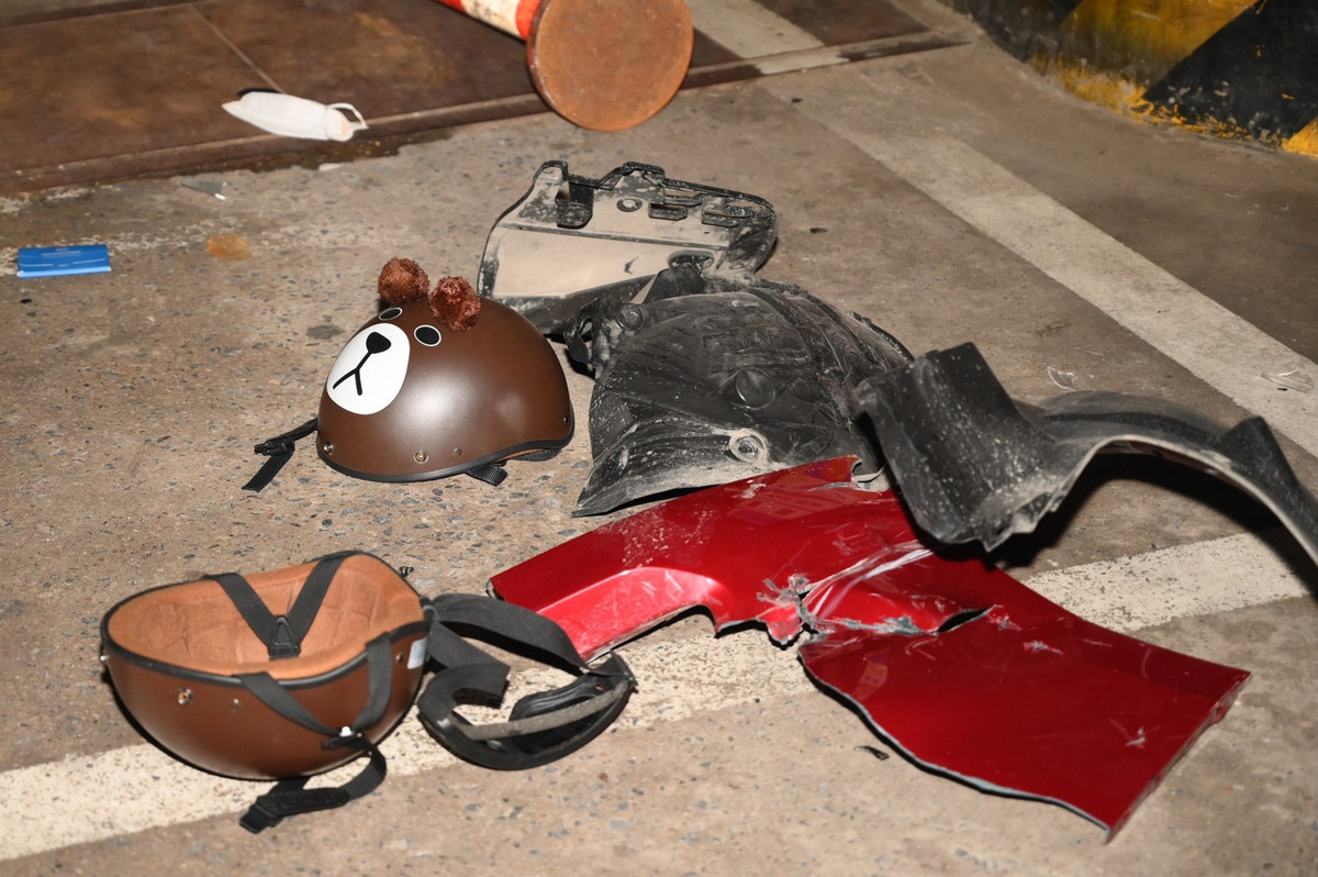 Những mảnh vỡ từ những chiếc xe vẫn vương vãi khắp hiện trường.