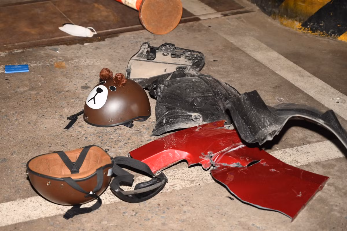 Những mảnh vỡ từ những chiếc xe vẫn vương vãi khắp hiện trường.