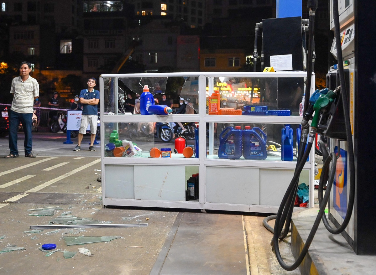 Rất nhiều vật dụng khác trong cây xăng như cột bơm, tủ trưng bày sản phẩm cũng bị tông dẫn đến hư hỏng.