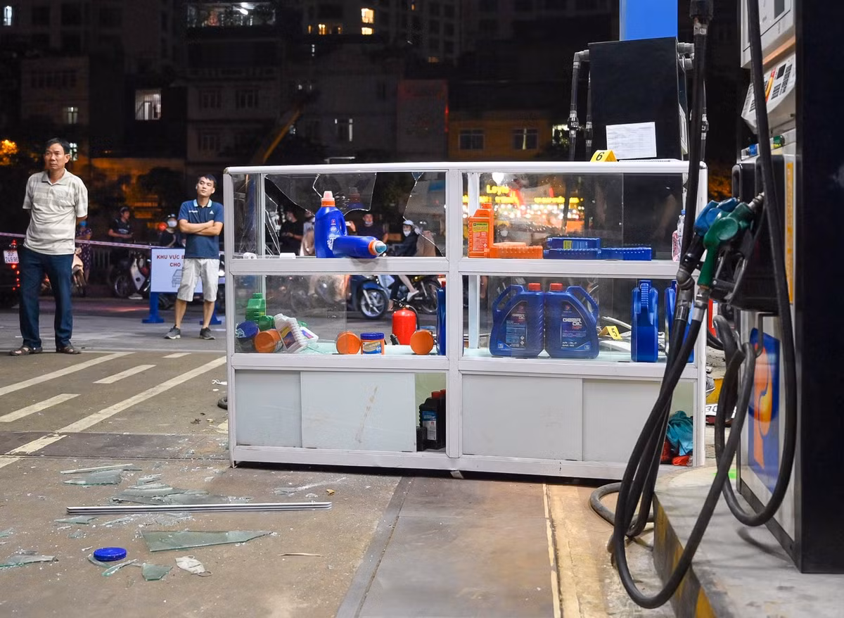 Rất nhiều vật dụng khác trong cây xăng như cột bơm, tủ trưng bày sản phẩm cũng bị tông dẫn đến hư hỏng.