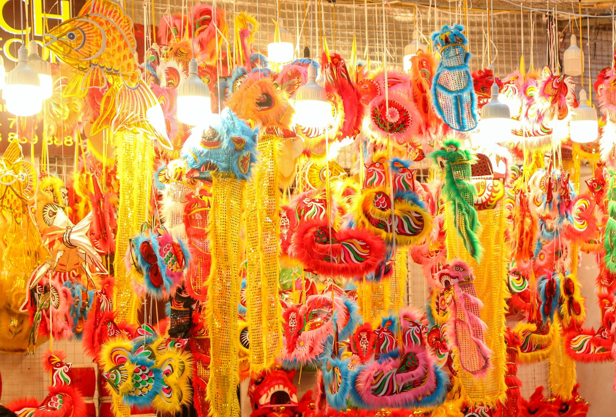 Phố Hàng Mã nổi tiếng với các sản phẩm thủ công truyền thống, những cửa hàng bày bán đồ chơi trung thu tạo nên vẻ đẹp rực rỡ sắc màu của con phố này. Đây không chỉ là nơi kinh doanh sầm uất theo kiểu mùa nào thức ấy, mà còn là địa điểm vui chơi thú vị dành cho nhiều lứa tuổi, đặc biệt vào các dịp như Tết Nguyên đán, Tết Trung thu và lễ Giáng sinh.