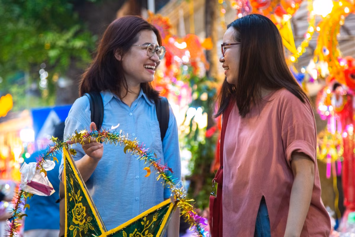 Thùy Trang (24 tuổi) cùng bạn đã đến Hàng Mã và lựa mua đồ trang trí cho lớp học của mình. “Năm nào cũng vậy, bọn mình thường đến đây mua đồ về để làm đẹp, tạo không khí”, Trang chia sẻ.