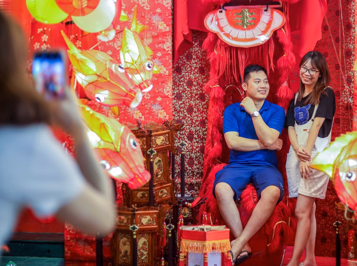 Không chỉ buôn bán đồ chơi, một số cửa hàng còn bày biện đồ trang trí như studio ngoài trời để phục vụ du khách có nhu cầu chụp ảnh. Với giá từ 50.000 đồng/lượt, khách du lịch có thể chụp bất kể thời gian và số người đi theo nhóm.