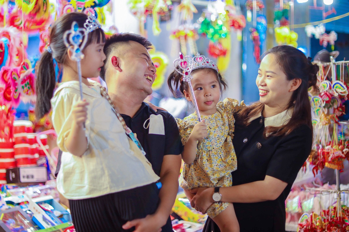 Nhiều bậc phụ huynh đã chọn địa điểm thú vị này làm nơi vui chơi cho các con em. “Hàng Mã là nơi bán rất nhiều loại đồ chơi đa dạng và đầy màu sắc. Mình thật sự muốn con được khám phá và chụp lưu giữ những khoảnh khắc đáng yêu của con”, chị An (Quận Cầu Giấy) chia sẻ.