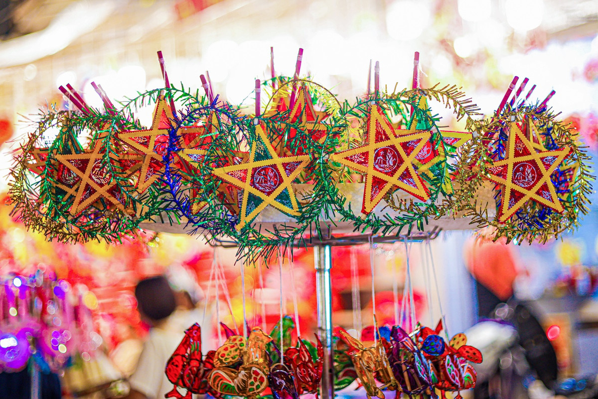 Mặt hàng được bày bán phổ biến nhất là những món đồ chơi đặc trưng như đèn ông sao, trống bỏi. Giá của mỗi chiếc dao động 15.000-30.000 đồng/chiếc với kích cỡ trung bình.