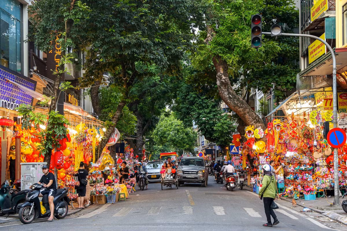 Dù còn gần một tháng nữa mới đến rằm tháng 8 Âm lịch, phố Hàng Mã (quận Hoàn Kiếm, Hà Nội) đã sớm bày bán hàng loạt các loại đồ chơi Trung thu bắt mắt, thu hút nhiều bạn trẻ đã tranh thủ đến đây để mua sắm và tận hưởng không khí náo nhiệt.