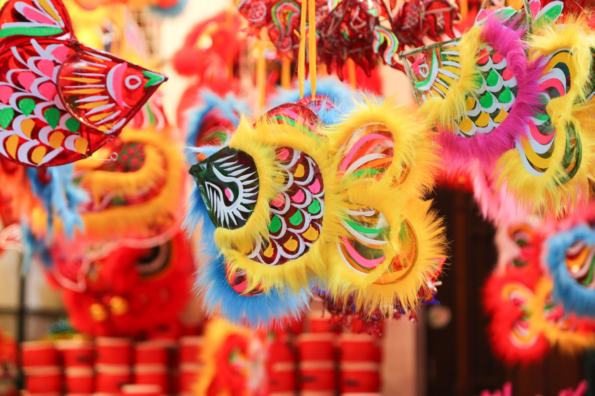 Tuyến phố được bao phủ bởi sắc đỏ từ đa dạng các đồ trang trí, đồ chơi trung thu. Trong đó đa phần là lồng đèn với tạo hình đủ loại, đèn ông sao giấy, mặt nạ… Những chiếc lồng đèn bắt mắt được bán với giá dao động khoảng 80.000-130.000 đồng/chiếc tùy vào kích cỡ, hình dáng.