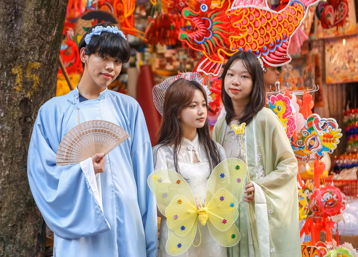 Chọn phố Hàng Mã làm là nơi chụp ảnh lưu niệm, Thu Hường cùng nhóm bạn của mình thuê những bộ trang phục truyền thống cùng nhiều phụ kiện nhằm phục vụ cho buổi chụp ảnh được sinh động và hợp bối cảnh. Tuy nhiên Hàng Mã là tuyến đường đông người qua lại, nên việc di chuyển và check-in khá khó khăn.