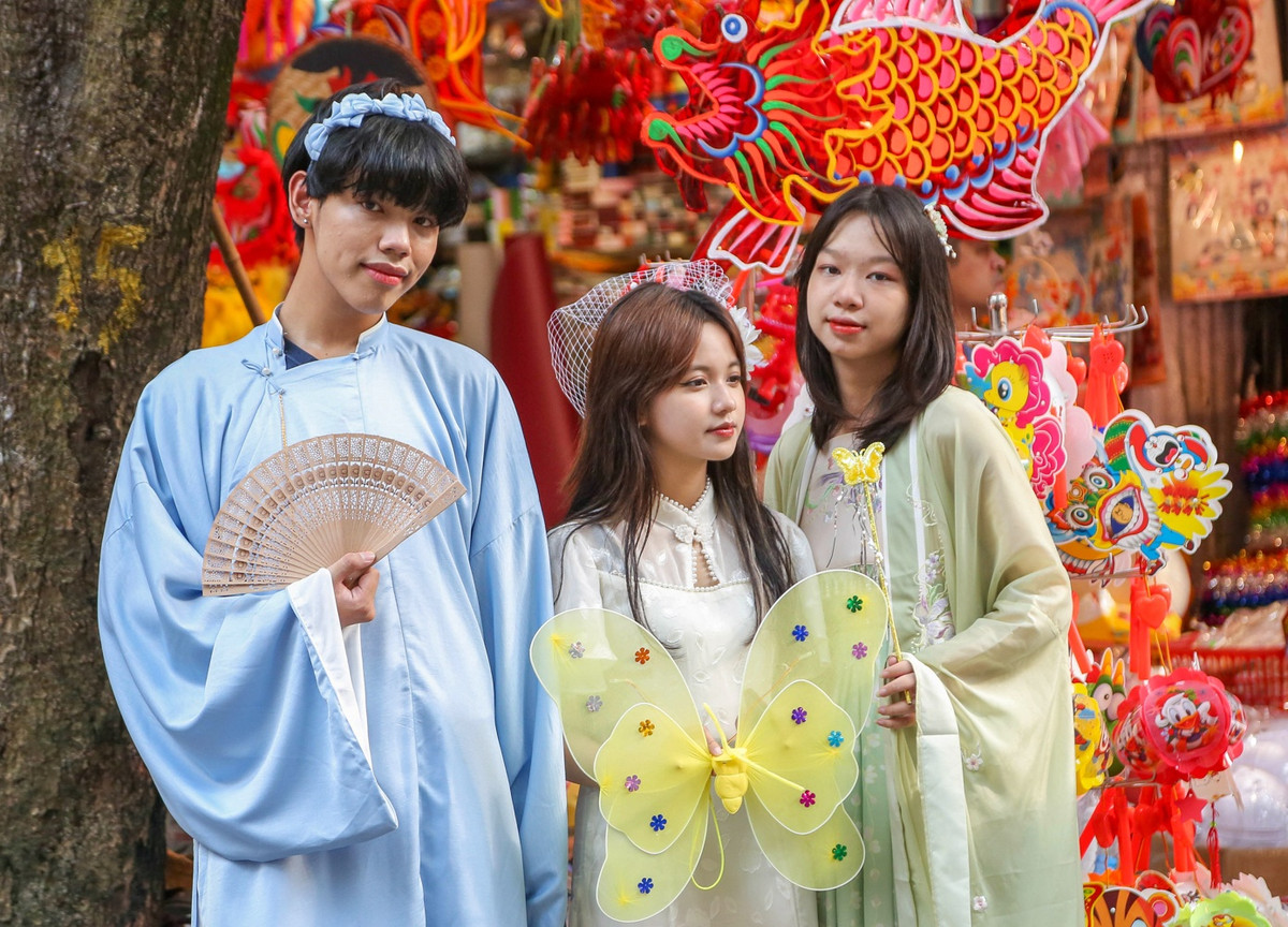 Chọn phố Hàng Mã làm là nơi chụp ảnh lưu niệm, Thu Hường cùng nhóm bạn của mình thuê những bộ trang phục truyền thống cùng nhiều phụ kiện nhằm phục vụ cho buổi chụp ảnh được sinh động và hợp bối cảnh. Tuy nhiên Hàng Mã là tuyến đường đông người qua lại, nên việc di chuyển và check-in khá khó khăn.