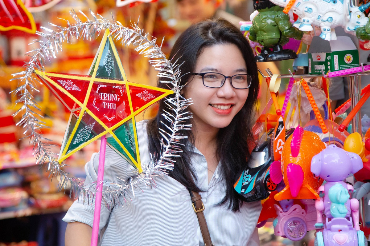 Nhiều hàng quán bày bán các loại đồ chơi đã góp phần tạo nên con phố lung linh sắc màu, thu hút đông đảo gia đình và giới trẻ đến check-in.