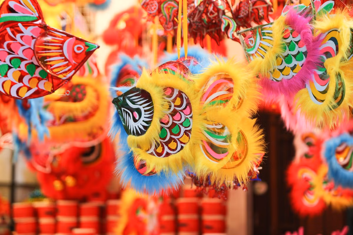 Tuyến phố được bao phủ bởi sắc đỏ từ đa dạng các đồ trang trí, đồ chơi trung thu. Trong đó đa phần là lồng đèn với tạo hình đủ loại, đèn ông sao giấy, mặt nạ… Những chiếc lồng đèn bắt mắt được bán với giá dao động khoảng 80.000-130.000 đồng/chiếc tùy vào kích cỡ, hình dáng.