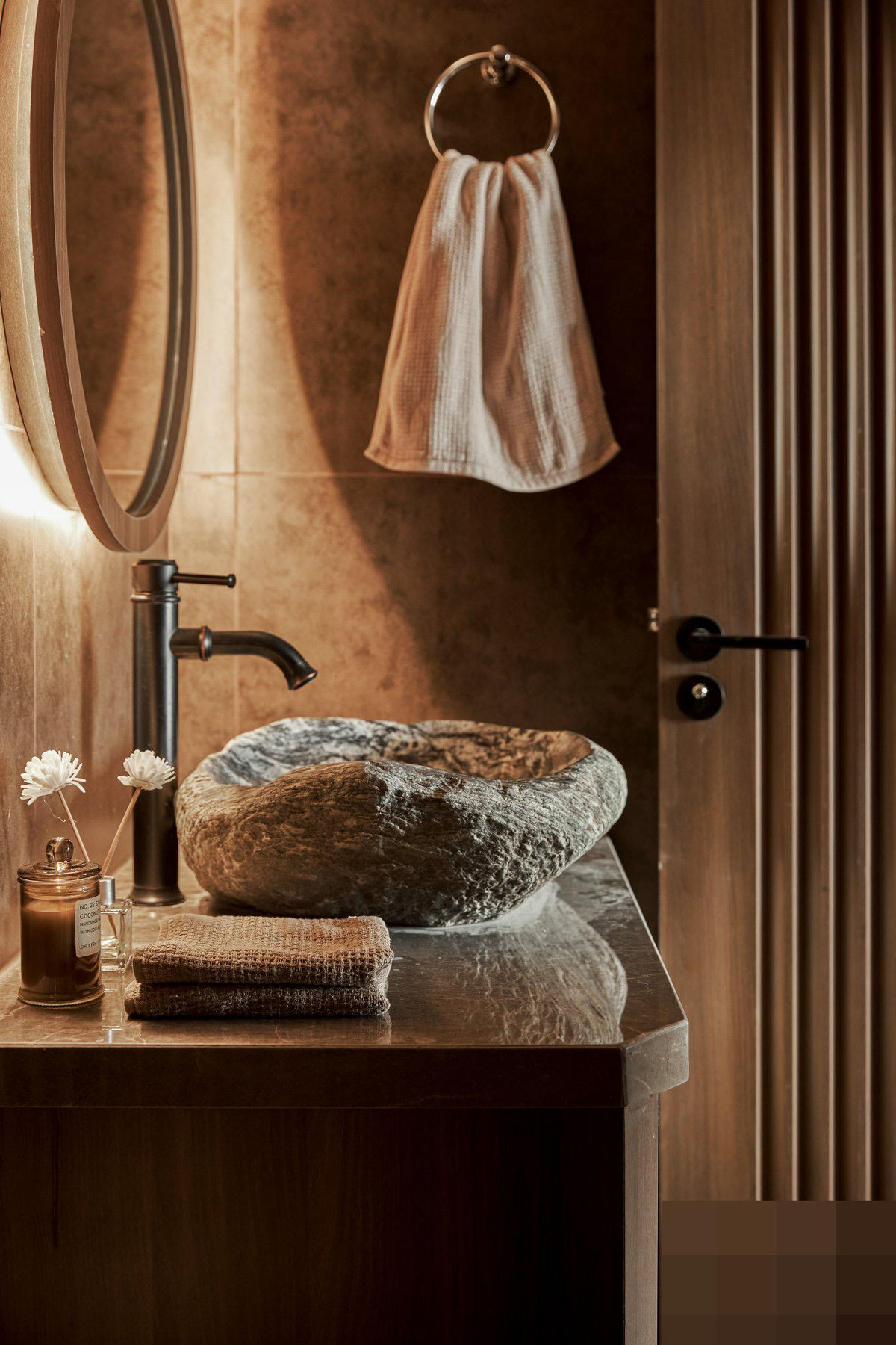 Can ho wabi sabi de cao su tho moc nhung dep khong goc chet-Hinh-11