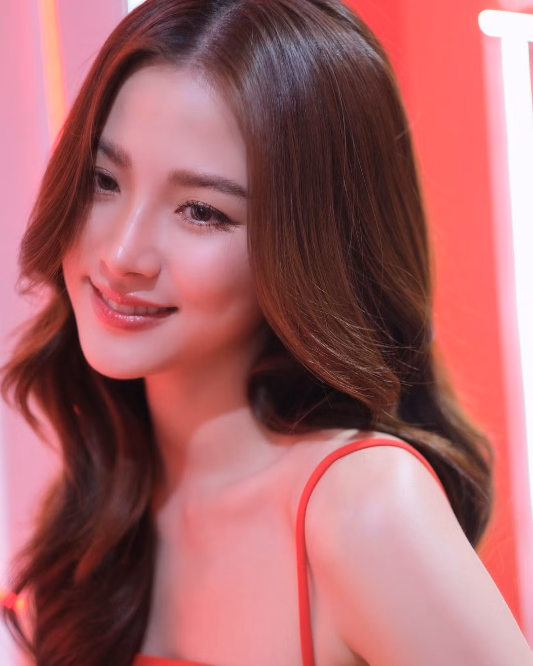 Baifern Pimchanok xinh xuat sac voi dam day lo xuong quai xanh