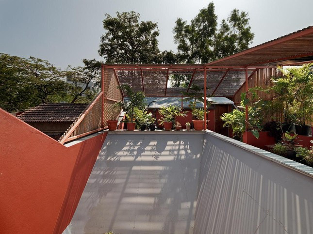 Ngôi nhà dựa trên ý tưởng về một căn phòng và khu vườn, do đó, mỗi căn phòng trong nhà đều được gắn với một khu vườn.