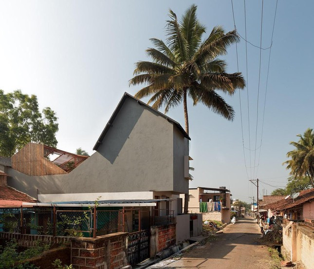 Ở tầng trệt, mọi người có thể ra vào nhà thông qua một mái hiên và có tầm nhìn ra đường phố. Mái hiên cho phép một lượng lớn ánh sáng tự nhiên xâm nhập vào tận sảnh của ngôi nhà và phần cầu thang dẫn lên tầng một.