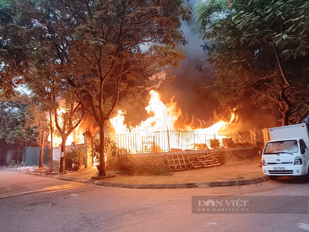 Dang chay lon tai xuong nhua o Khu do thi Phap Van, Ha Noi