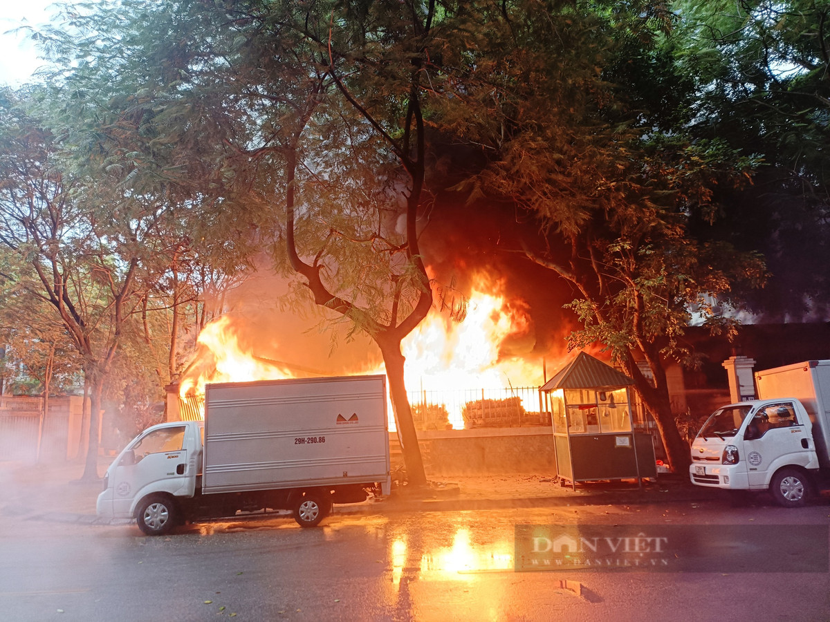 Dang chay lon tai xuong nhua o Khu do thi Phap Van, Ha Noi-Hinh-3