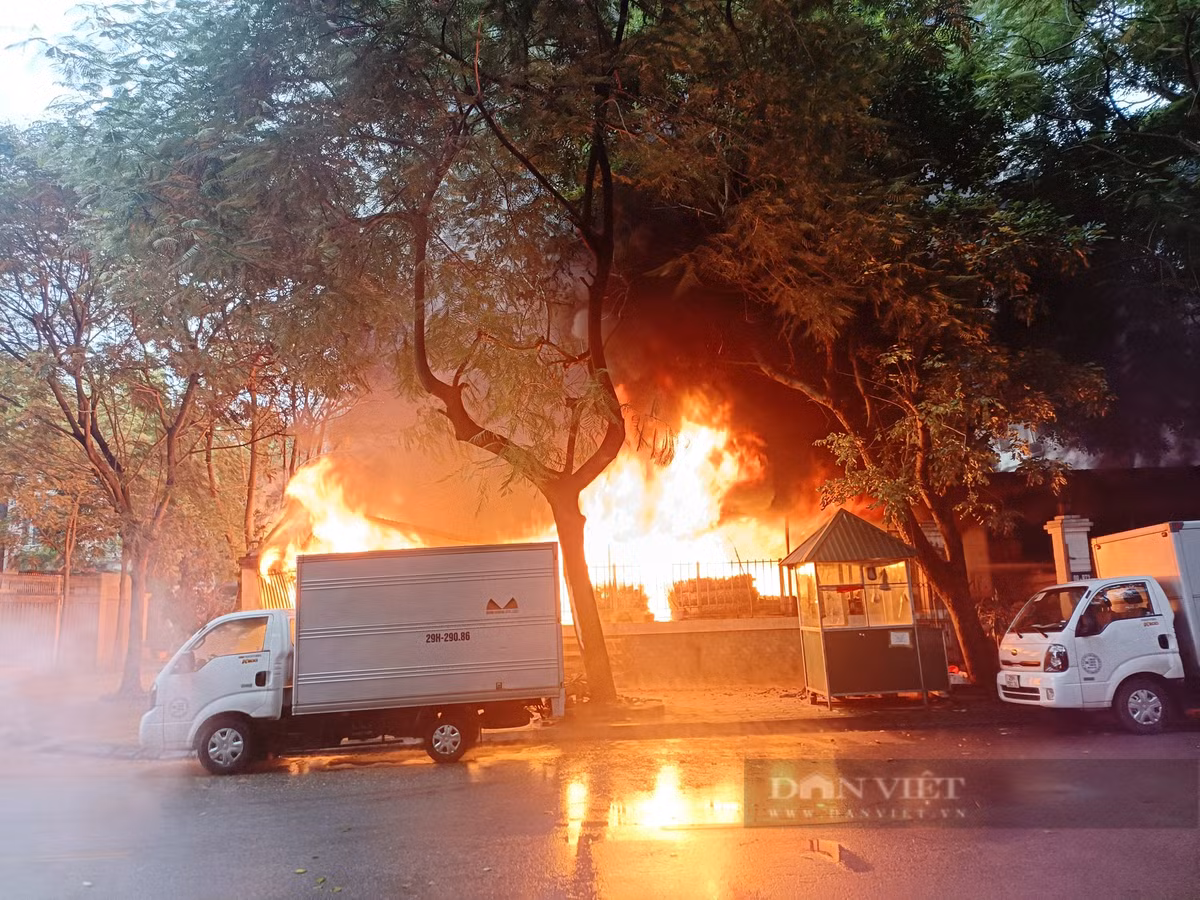 Dang chay lon tai xuong nhua o Khu do thi Phap Van, Ha Noi-Hinh-3