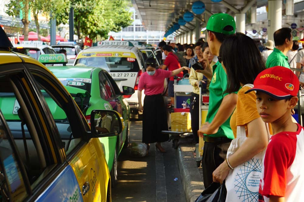 Thứ trưởng GTVT: Xử nghiêm taxi chèo kéo, ép giá tại sân bay Tân Sơn Nhất Thu truong GTVT: Xu nghiem taxi cheo keo, ep gia tai san bay Tan Son Nhat