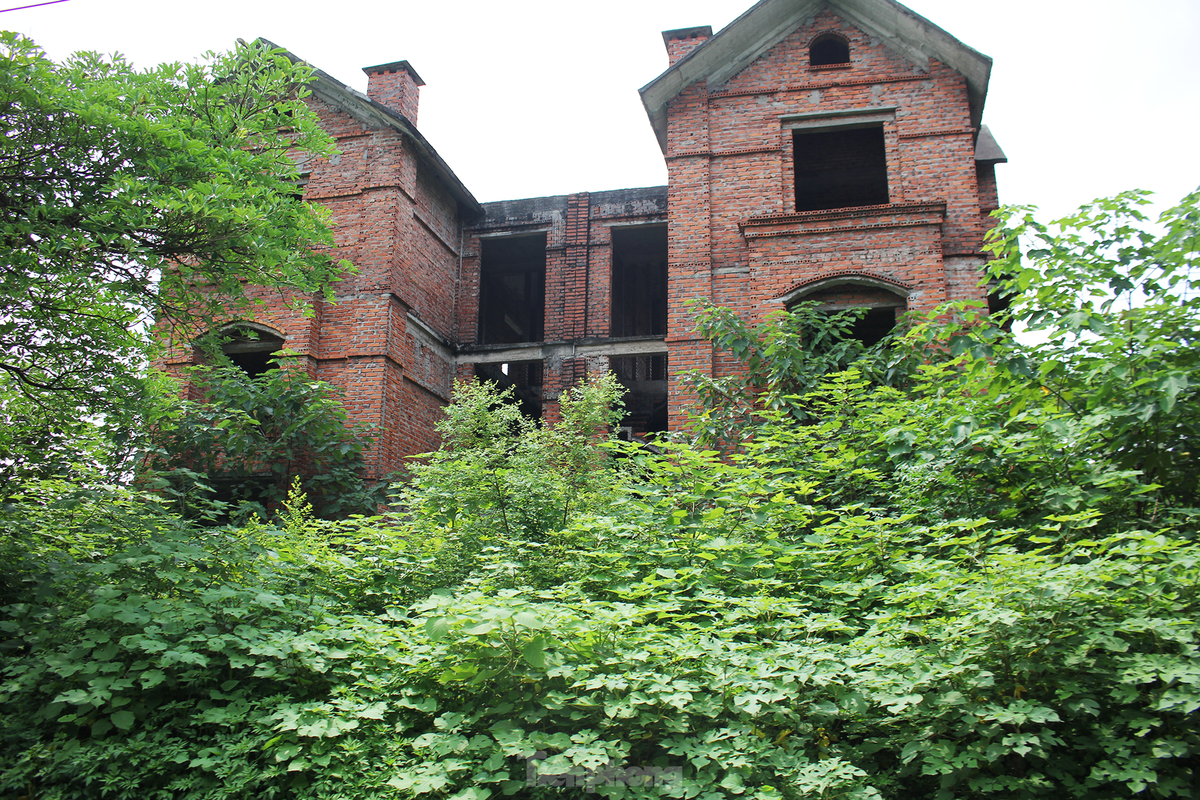 Cách Khu đô thị Hoàn Sơn không xa, là một khu đô thị khác cũng bỏ hoang lâu năm.