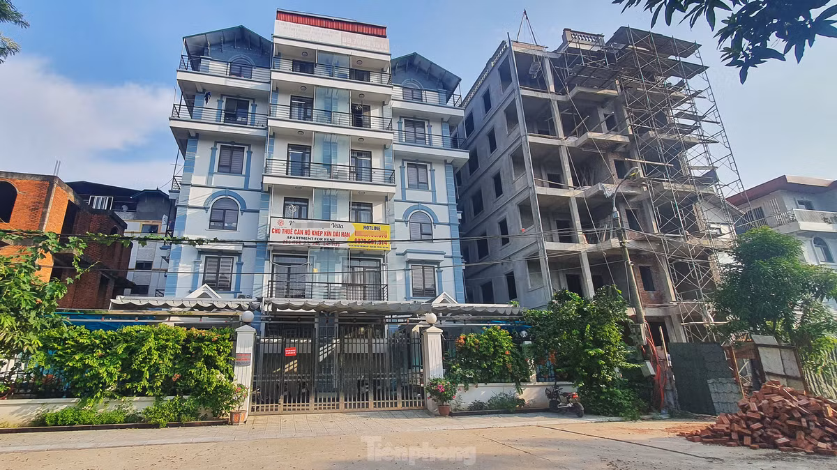 Liên quan đến bài viết “Loạt biệt thự trong khu đô thị ở Bắc Ninh biến tướng thành chung cư mini và nhà nghỉ” tại Khu đô thị Từ Sơn (xã Hoàn Sơn, huyện Tiên Du, Bắc Ninh) mà Tiền Phong đã phản ánh trước đó, qua khảo sát, PV nhận thấy, khu đô thị này không chỉ xảy ra tình trạng xây dựng phá vỡ quy hoạch chung, mà còn có hàng loạt biệt thự bỏ hoang lâu năm.