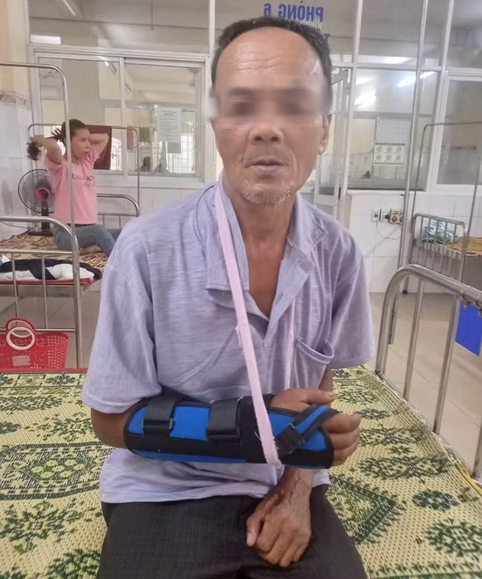 Nguoi dan ong nhap vien vi bi khi xong vao nha va tan cong