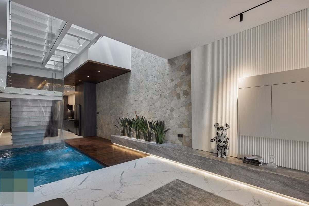 Ngoi nha co be boi sat phong khach mang resort vao khong gian song-Hinh-8