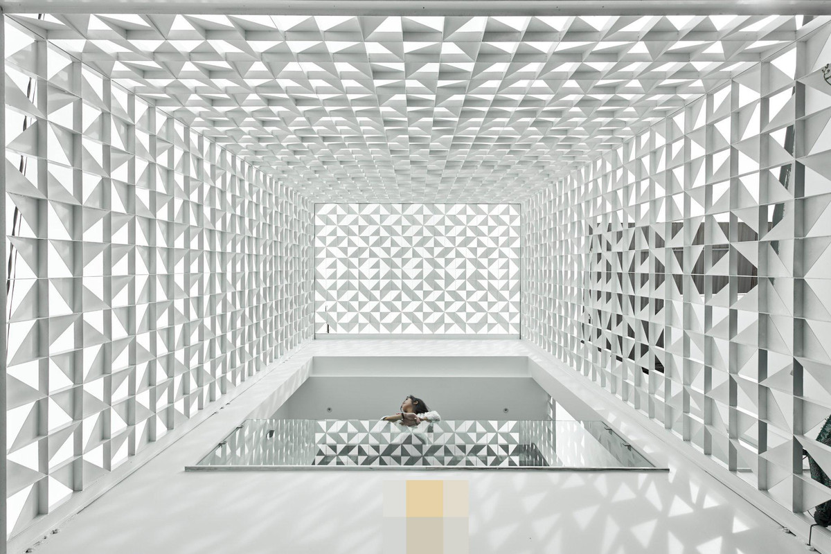 Ngôi nhà có bể bơi sát phòng khách mang resort vào không gian sống - Hình 3 Ngoi nha co be boi sat phong khach mang resort vao khong gian song-Hinh-3