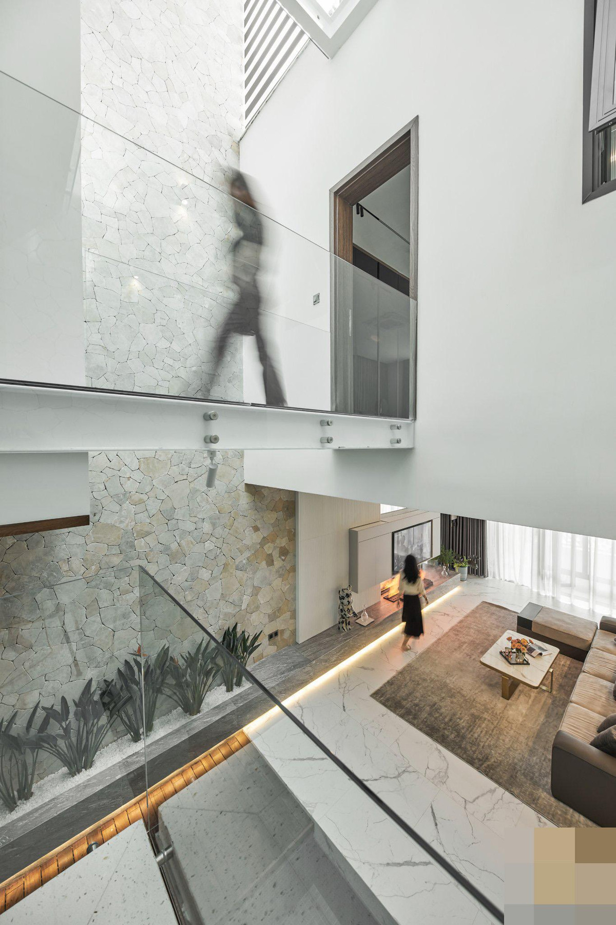 Ngoi nha co be boi sat phong khach mang resort vao khong gian song-Hinh-4