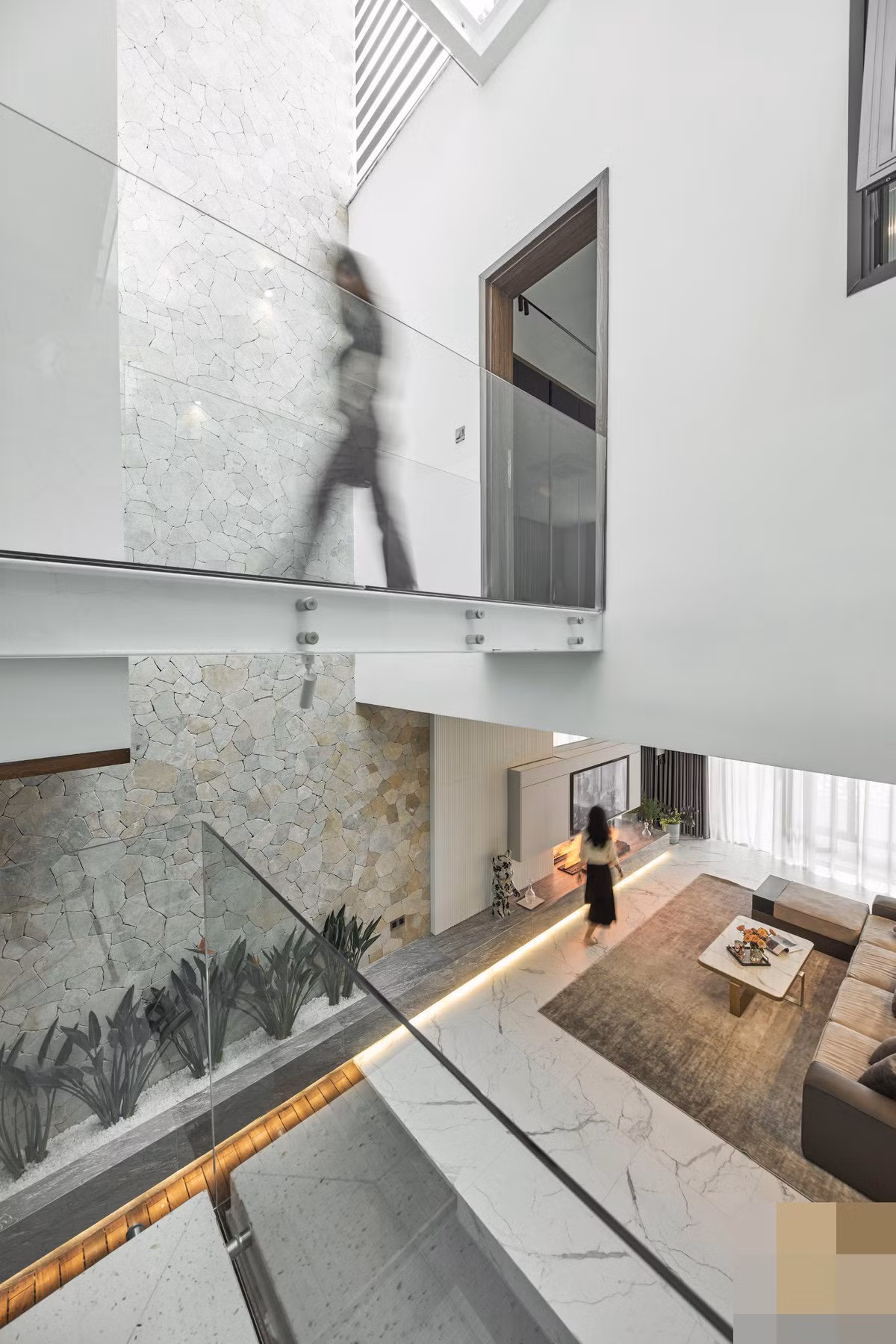 Ngoi nha co be boi sat phong khach mang resort vao khong gian song-Hinh-4