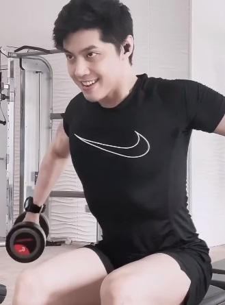 Noo Phuoc Thinh dap tra cuc gat gai tre che gieu anh tap gym-Hinh-2