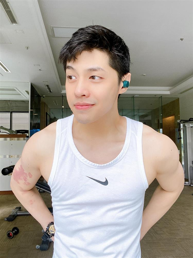 Noo Phuoc Thinh dap tra cuc gat gai tre che gieu anh tap gym-Hinh-8