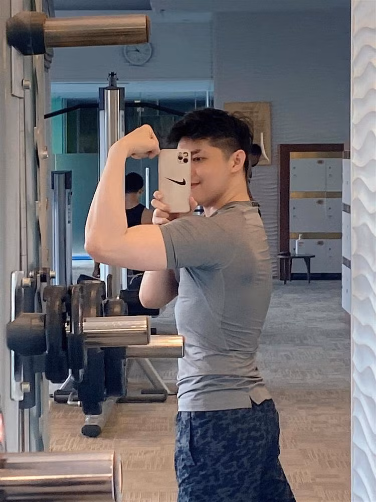 Noo Phuoc Thinh dap tra cuc gat gai tre che gieu anh tap gym-Hinh-10