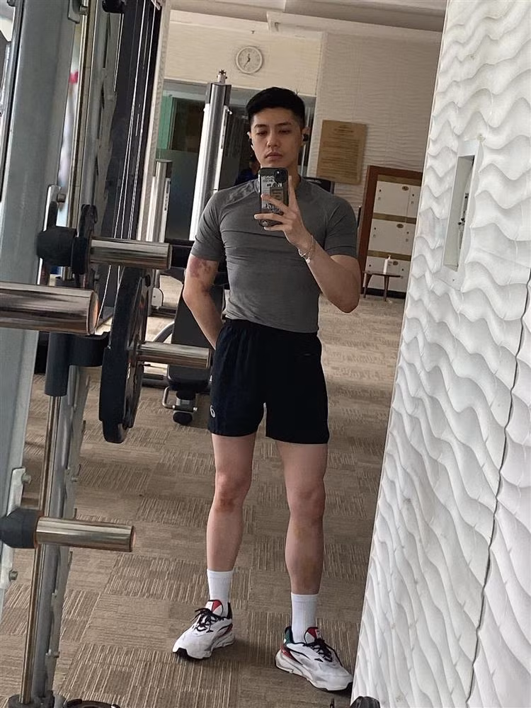 Noo Phuoc Thinh dap tra cuc gat gai tre che gieu anh tap gym-Hinh-7