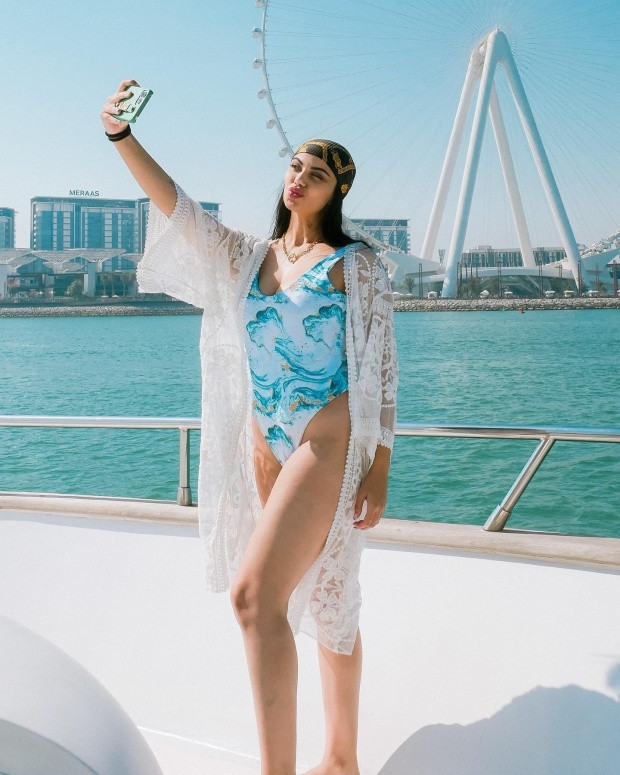 Theo mô tả trên trang cá nhân, người đẹp tóc nâu làm việc trong lĩnh vực truyền thông. Dù vậy, bản thân Claudia cũng có tham vọng lớn. Hiện tại, cô nàng là một nhà thiết kế thời trang trẻ. Vì thế, không ngạc nhiên khi bạn gái của Claudia có gu ăn mặc thời thượng.