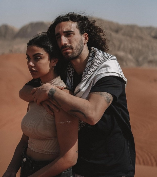 Cucurella thật sự có cuộc sống đáng mơ ước. Theo Romano, cựu sao Barcelona trở thành hậu vệ trái đắt nhất lịch sử khi gia nhập Chelsea. Sự nghiệp thăng hoa, Cucurella cũng có niềm hạnh phúc lớn bên ngoài sân cỏ khi quen người bạn đời giỏi giang và có tính tự lập cao như Claudia.