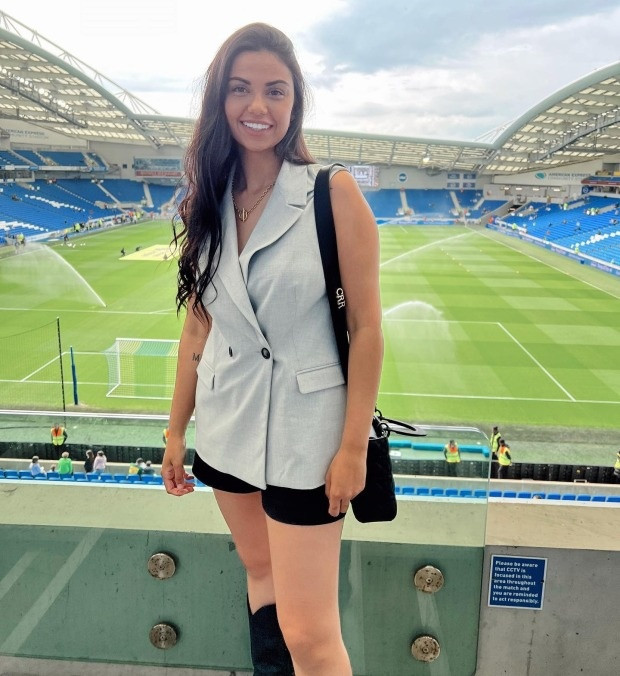 Claudia đang dự định ra mắt thương hiệu thời trang của riêng mình. Chính phong cách thời trang ấn tượng và sành điệu giúp cô nàng trông nổi bật. Theo dự đoán của The Sun, Claudia sẽ sớm được nhiều nhãn hàng thời trang mời hợp tác.